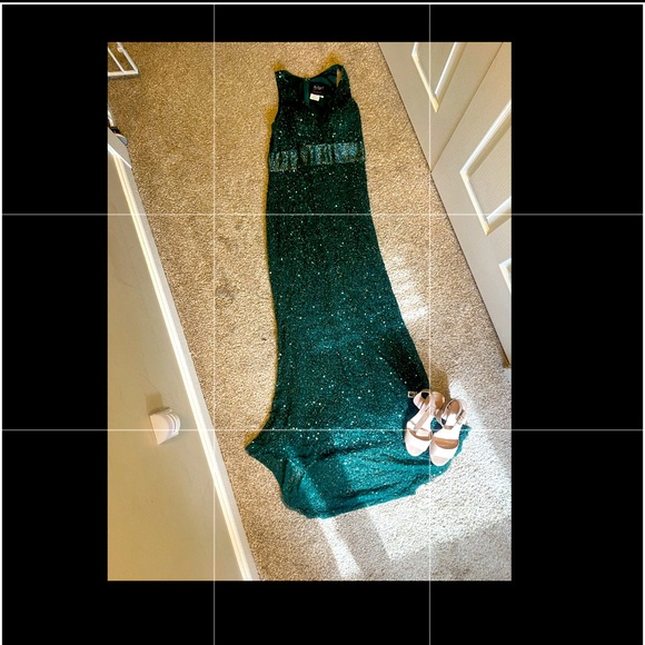 Mac Duggal Dresses & Skirts - MAC DUGGAL SCALLOPED NECKLINE SEQUINED EVENING GOWN